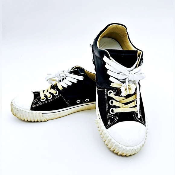 MAISON MARGIELA New Evolution Sneakers
Great condition. Size 38 - Picture 3 of 6